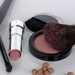 Make-up versus Fake-up